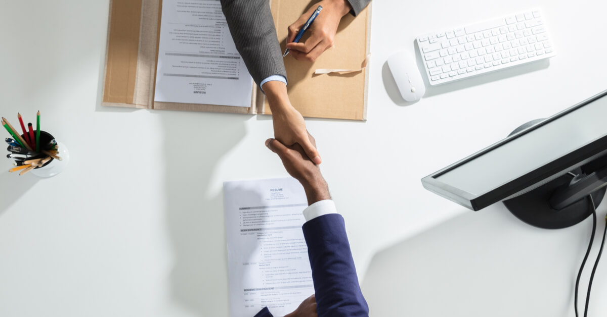 interviewer-and-candidate-shake-hands-over-desk